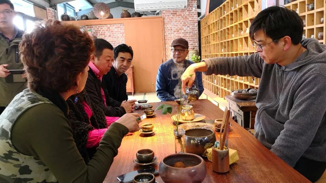 當代圖紀藝術團與吳金維老師論茶交流.jpg